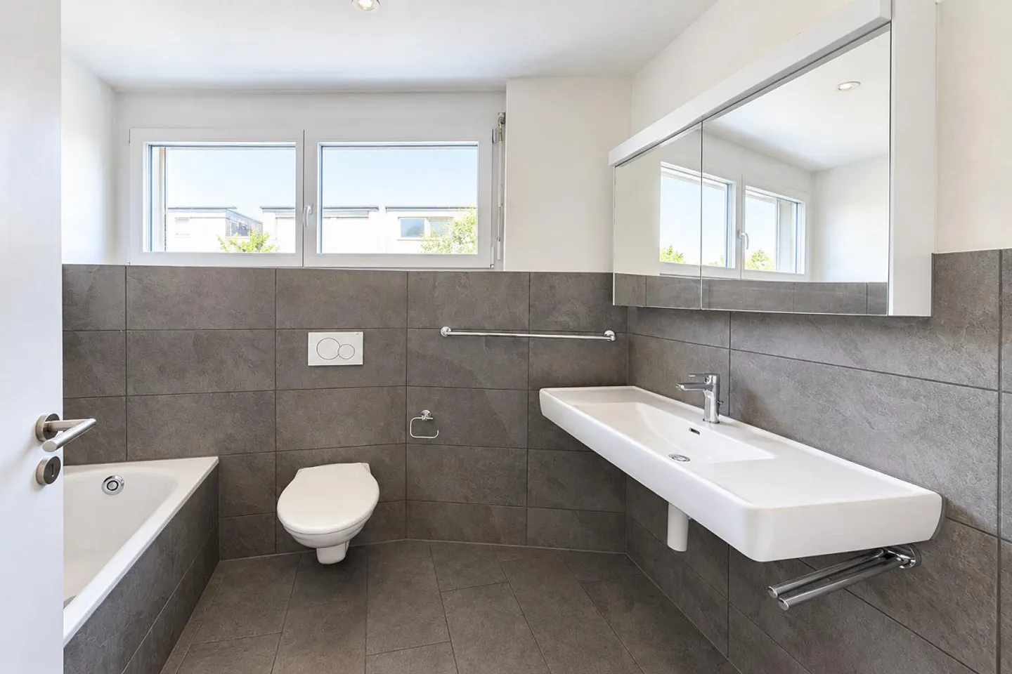 Idéal pour les familles ou la colocation | Appartement moderne de 4,5 pièces | 2 salles de bain - Photo 17 sur 20