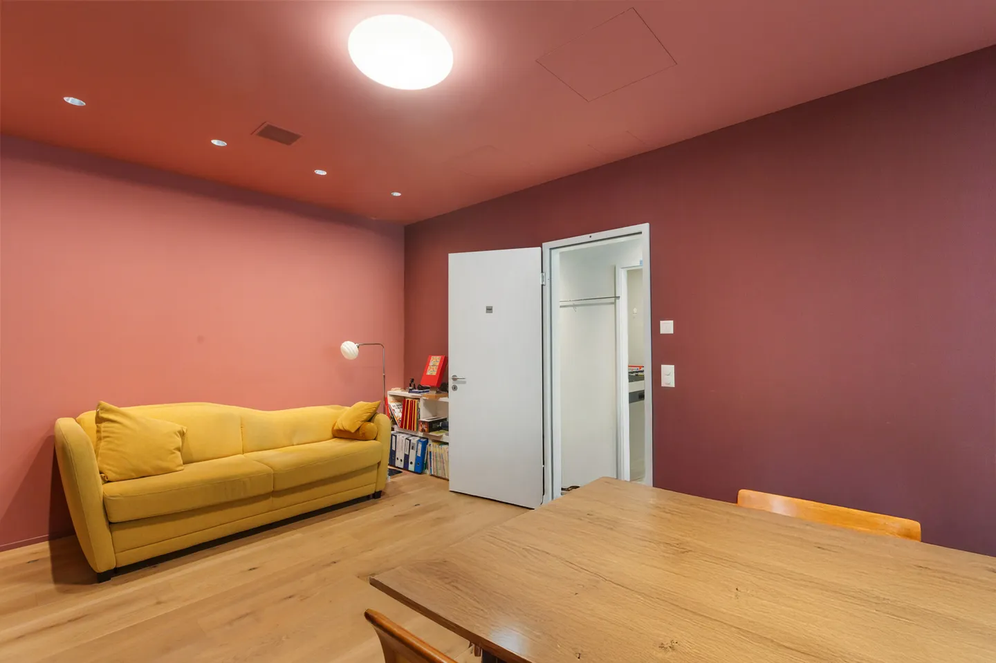 Unique Opportunity: Generous Commercial Space in the Heart of Wiedikon - Photo 12 of 25