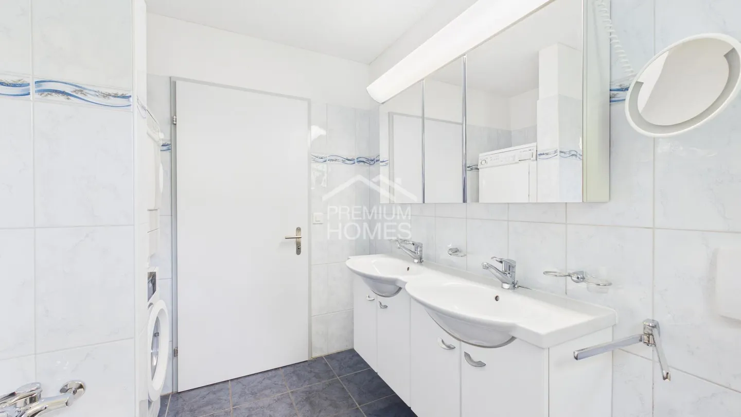 Charming Apartment with Terrace - Photo 7 of 11