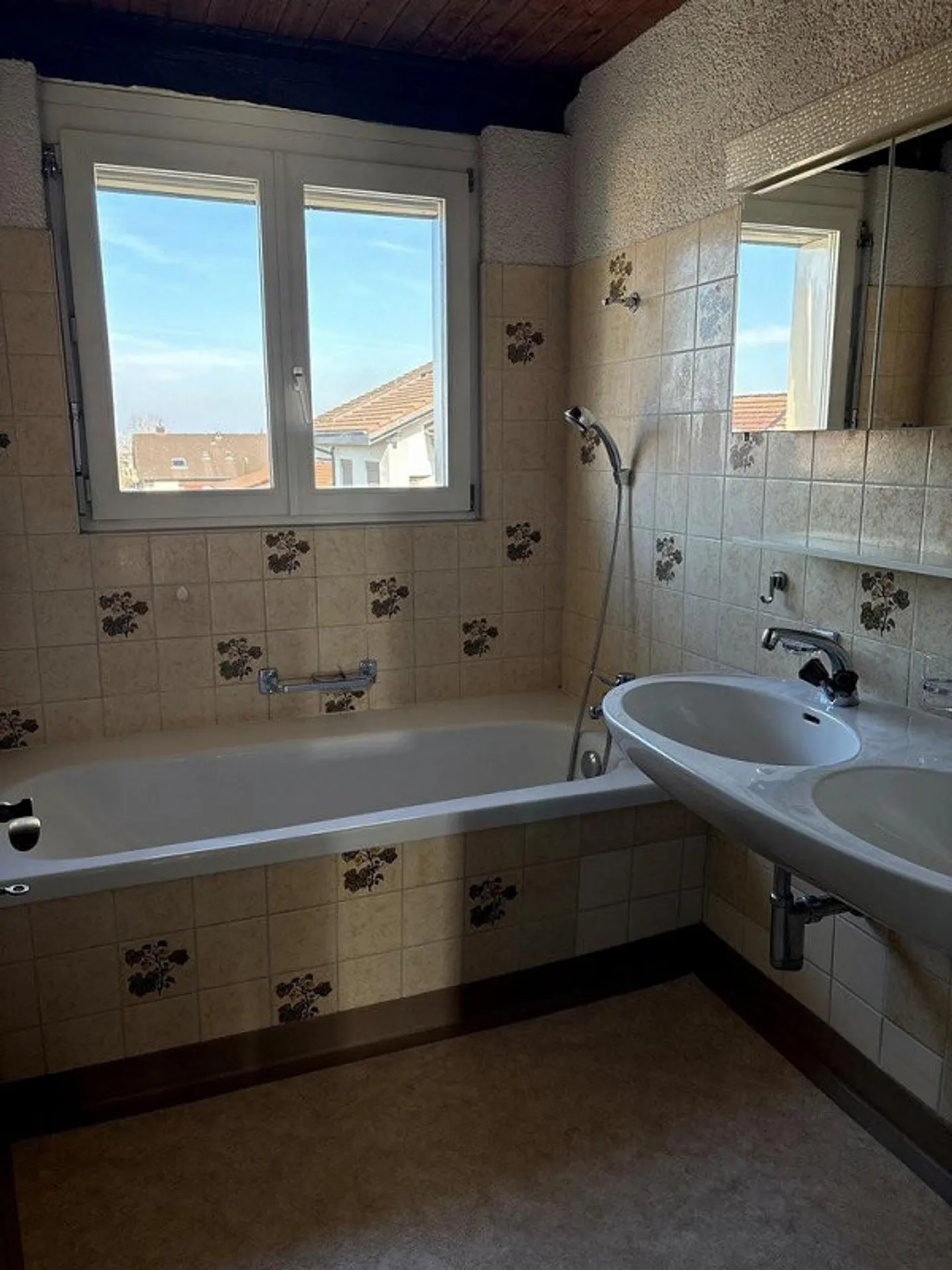 Charming Apartment with Garden - Photo 5 of 11