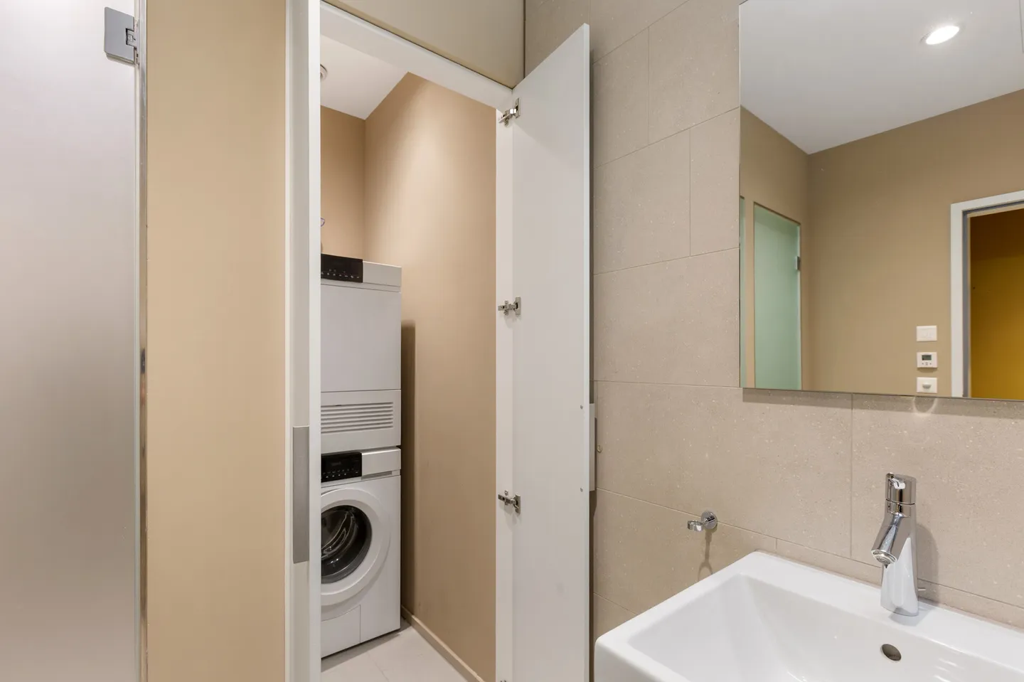 Unique Opportunity: Generous Commercial Space in the Heart of Wiedikon - Photo 15 of 25