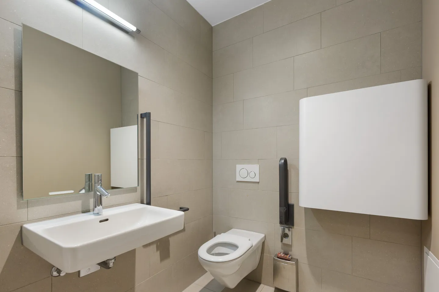 Unique Opportunity: Generous Commercial Space in the Heart of Wiedikon - Photo 16 of 25