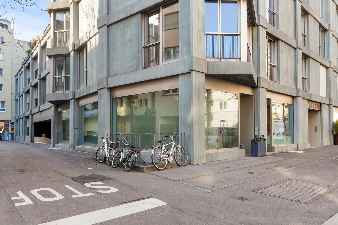 Unique Opportunity: Generous Commercial Space in the Heart of Wiedikon - Photo 19 of 25
