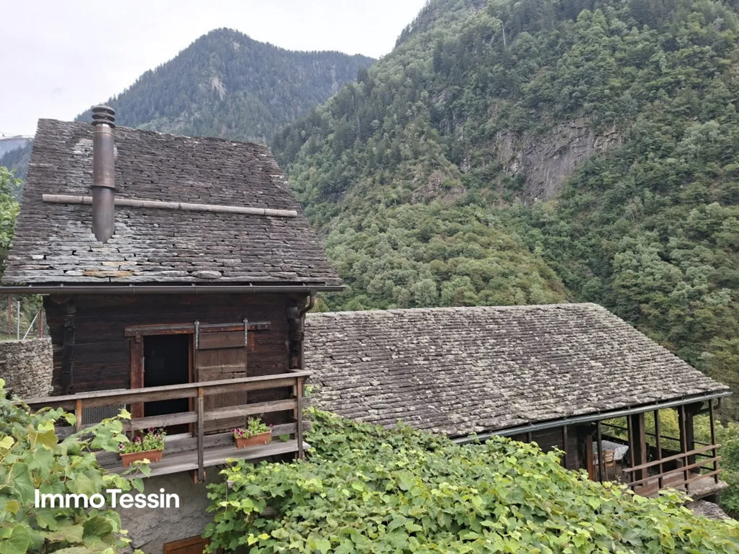 Rarità: Casa Walser originale con molto fascino e spazio in una posizione tranquilla e ben soleggiata con vista sulle montagne - Foto 2 di 13