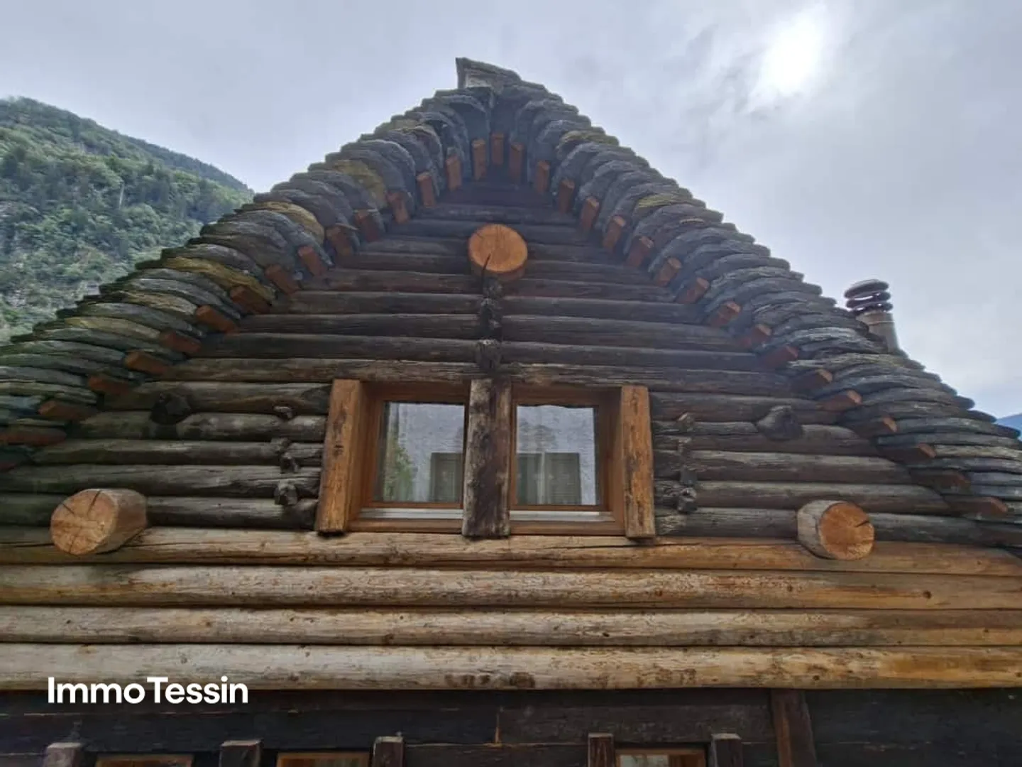 Rarità: Casa Walser originale con molto fascino e spazio in una posizione tranquilla e ben soleggiata con vista sulle montagne - Foto 3 di 13