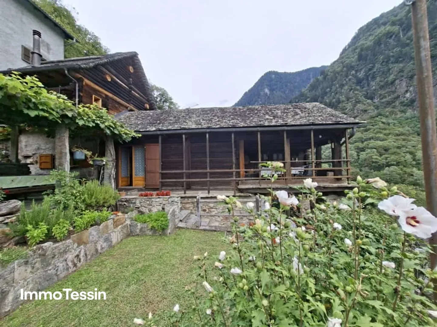 Rarità: Casa Walser originale con molto fascino e spazio in una posizione tranquilla e ben soleggiata con vista sulle montagne - Foto 4 di 13