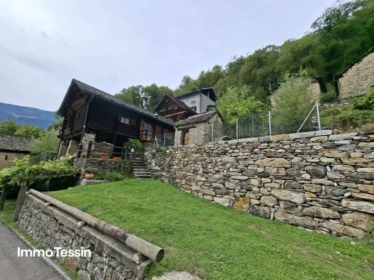 Rarità: Casa Walser originale con molto fascino e spazio in una posizione tranquilla e ben soleggiata con vista sulle montagne - Foto 5 di 13