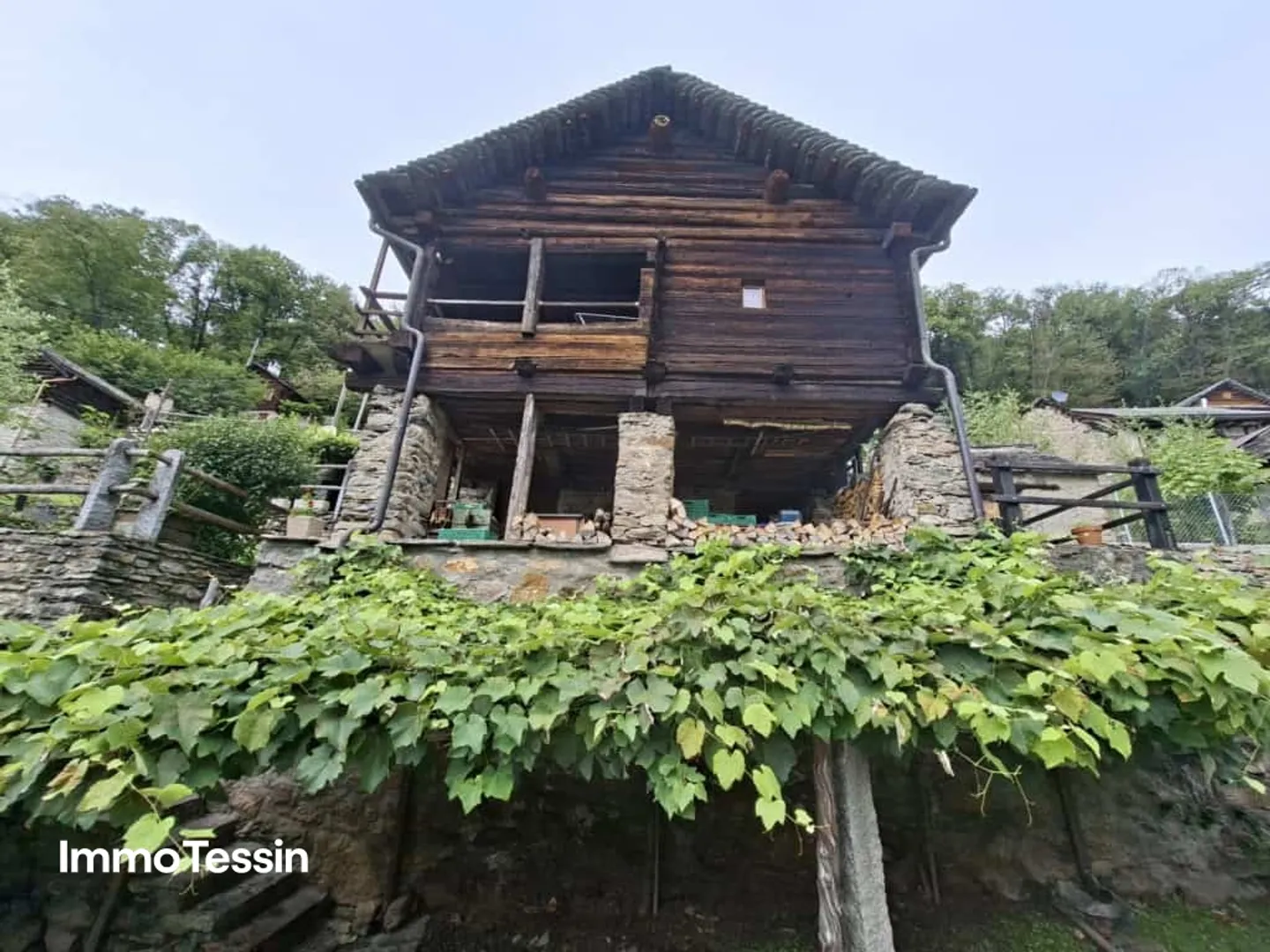 Rarità: Casa Walser originale con molto fascino e spazio in una posizione tranquilla e ben soleggiata con vista sulle montagne - Foto 1 di 13