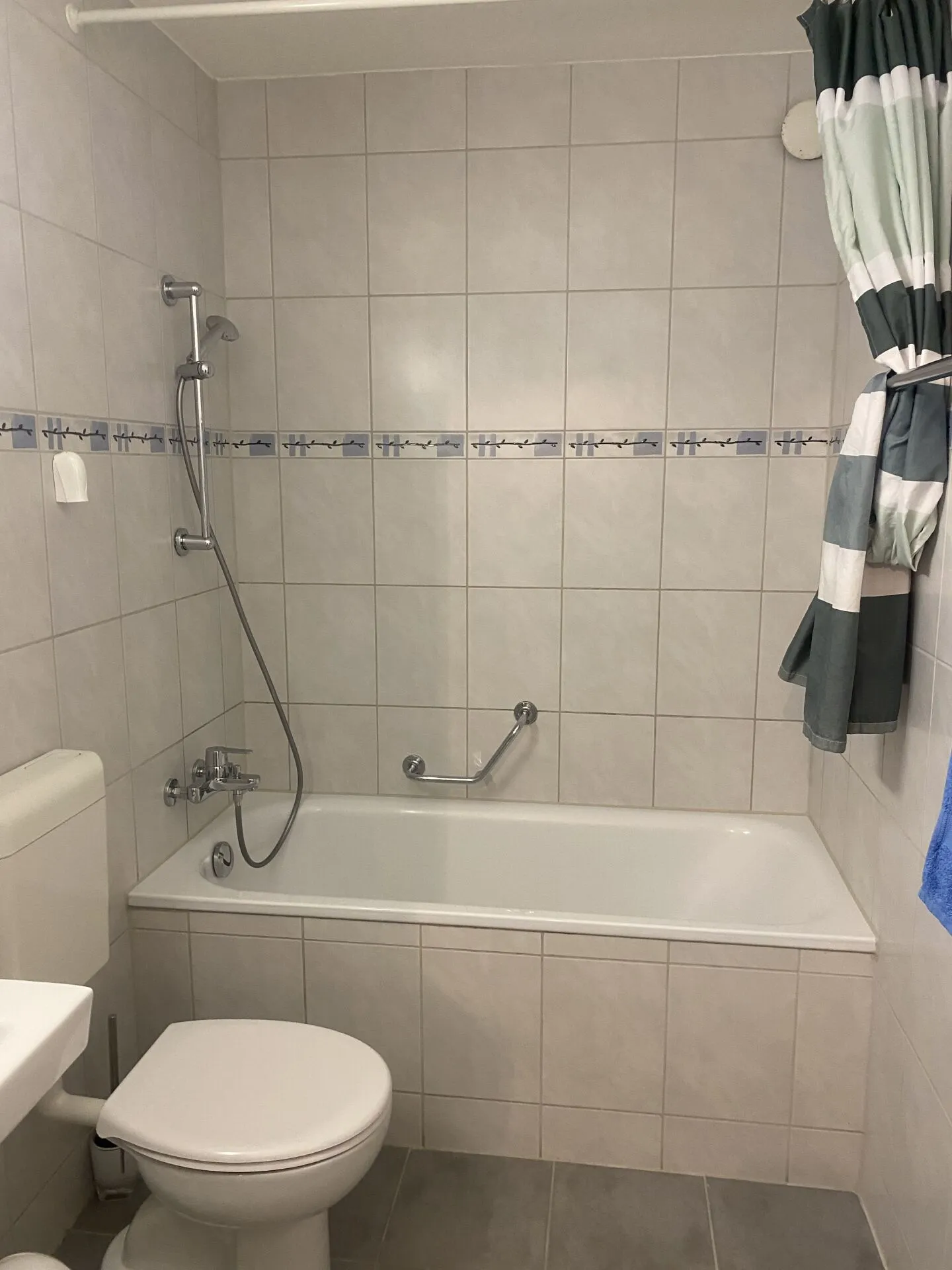 large 4-room apartment - Photo 9 of 11