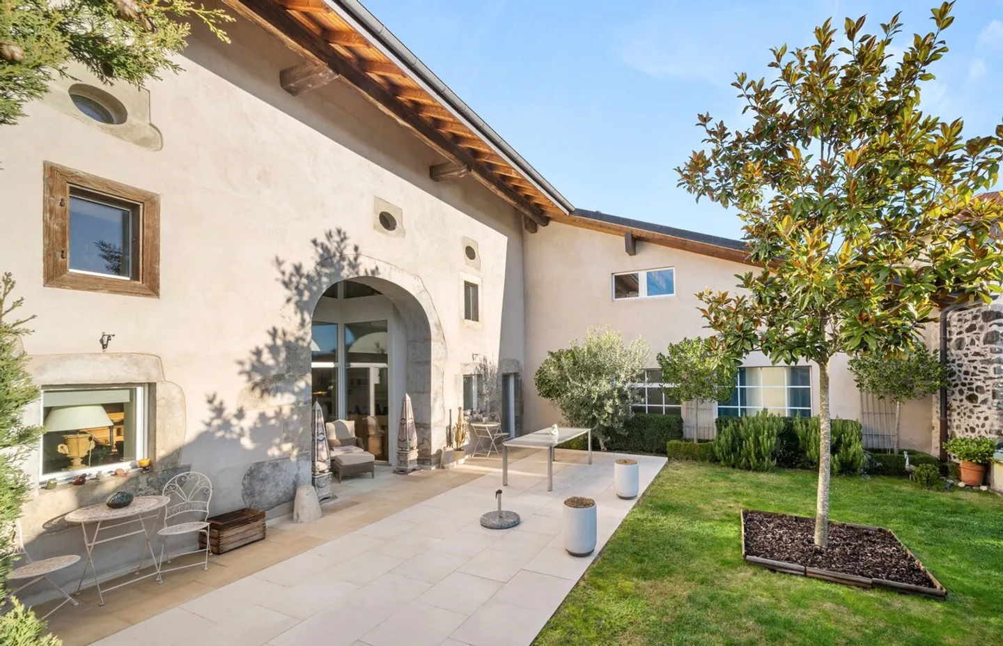 Magnificent family property in the heart of La Côte - Photo 2 of 11