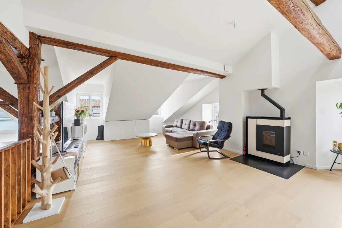 CHARM OF THE RENOVATED OLD - Photo 4 of 13