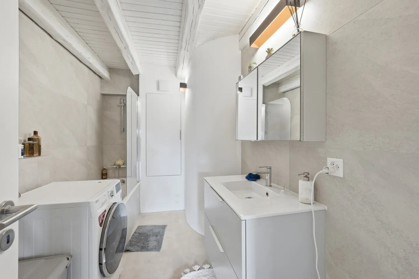 CHARM OF THE RENOVATED OLD - Photo 6 of 13