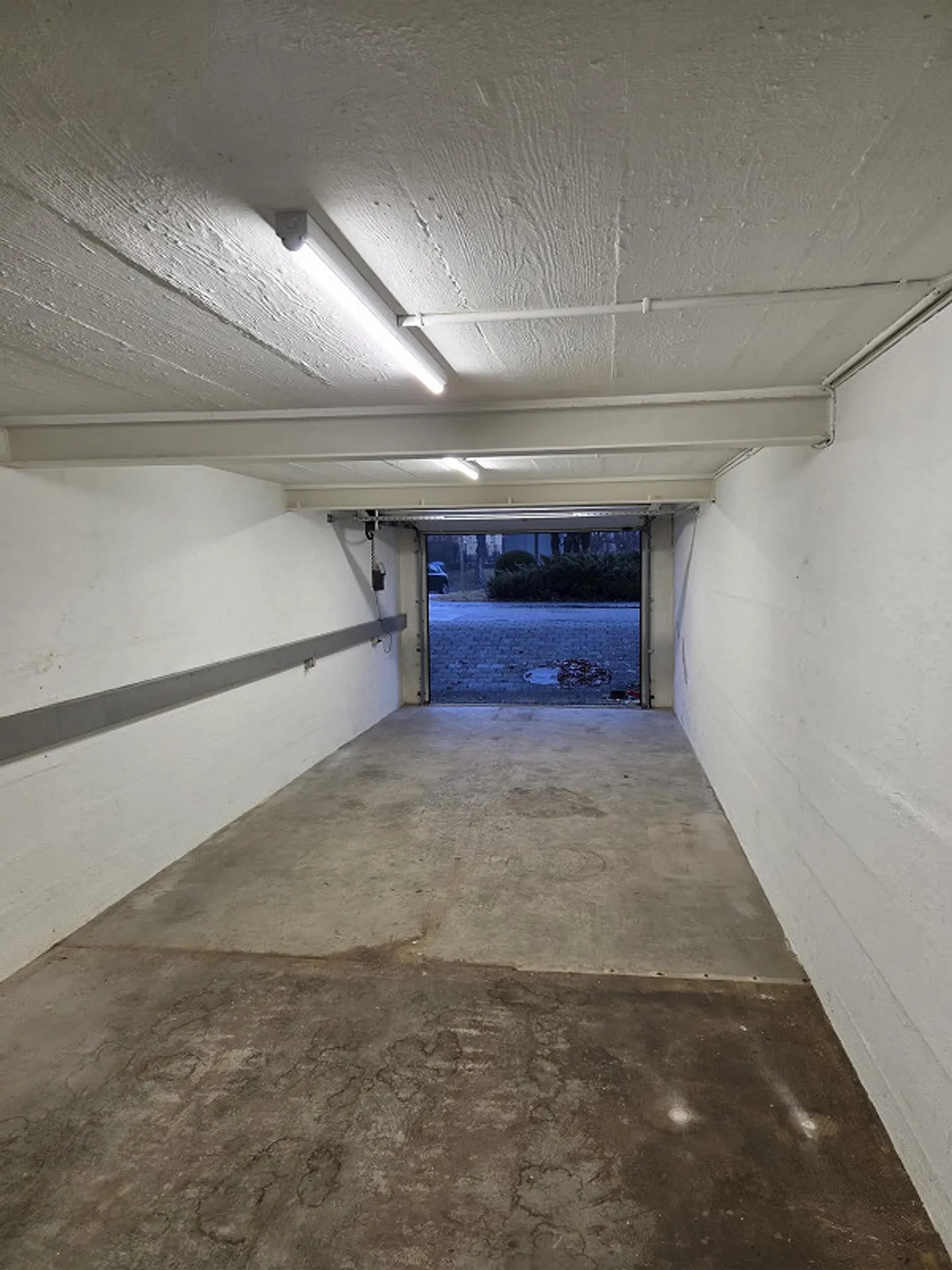 Garage central près de la gare - Photo 3 sur 4