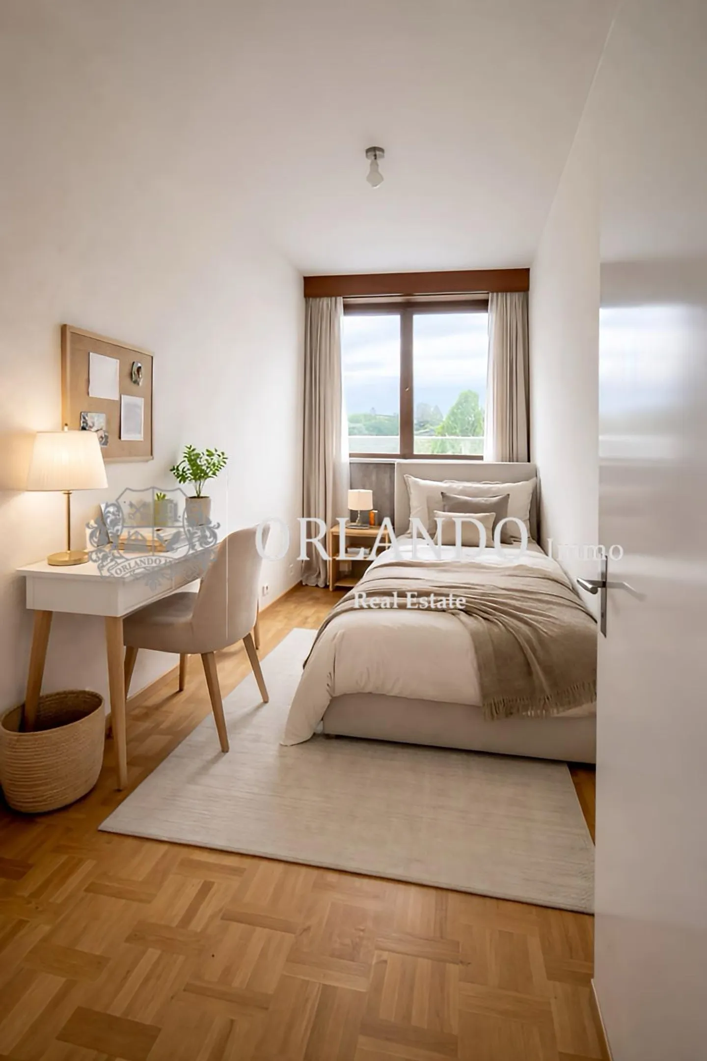 Spacious Apartment with Balconies - Photo 4 of 10