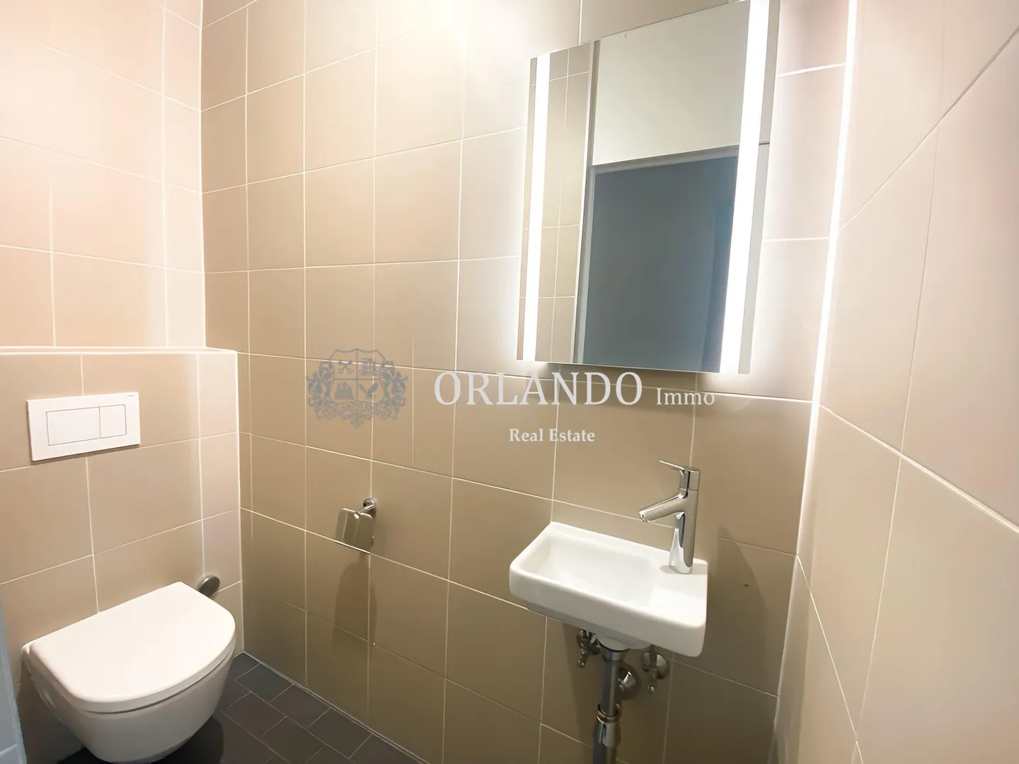 Spacious Apartment with Balconies - Photo 7 of 10