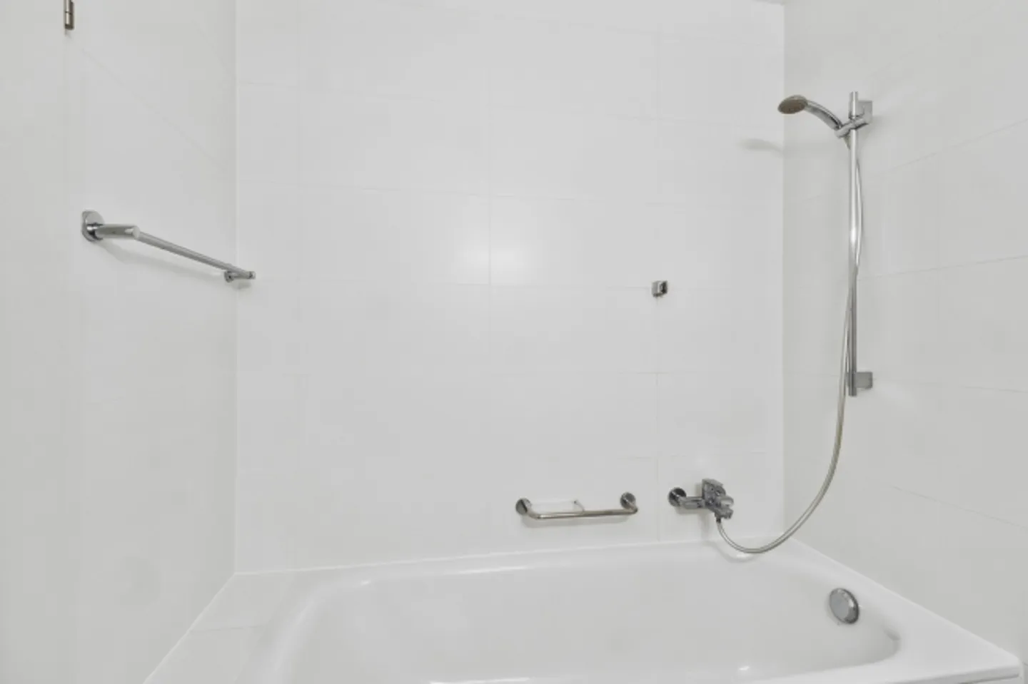 Quiet and Sunny Area - Photo 5 of 7