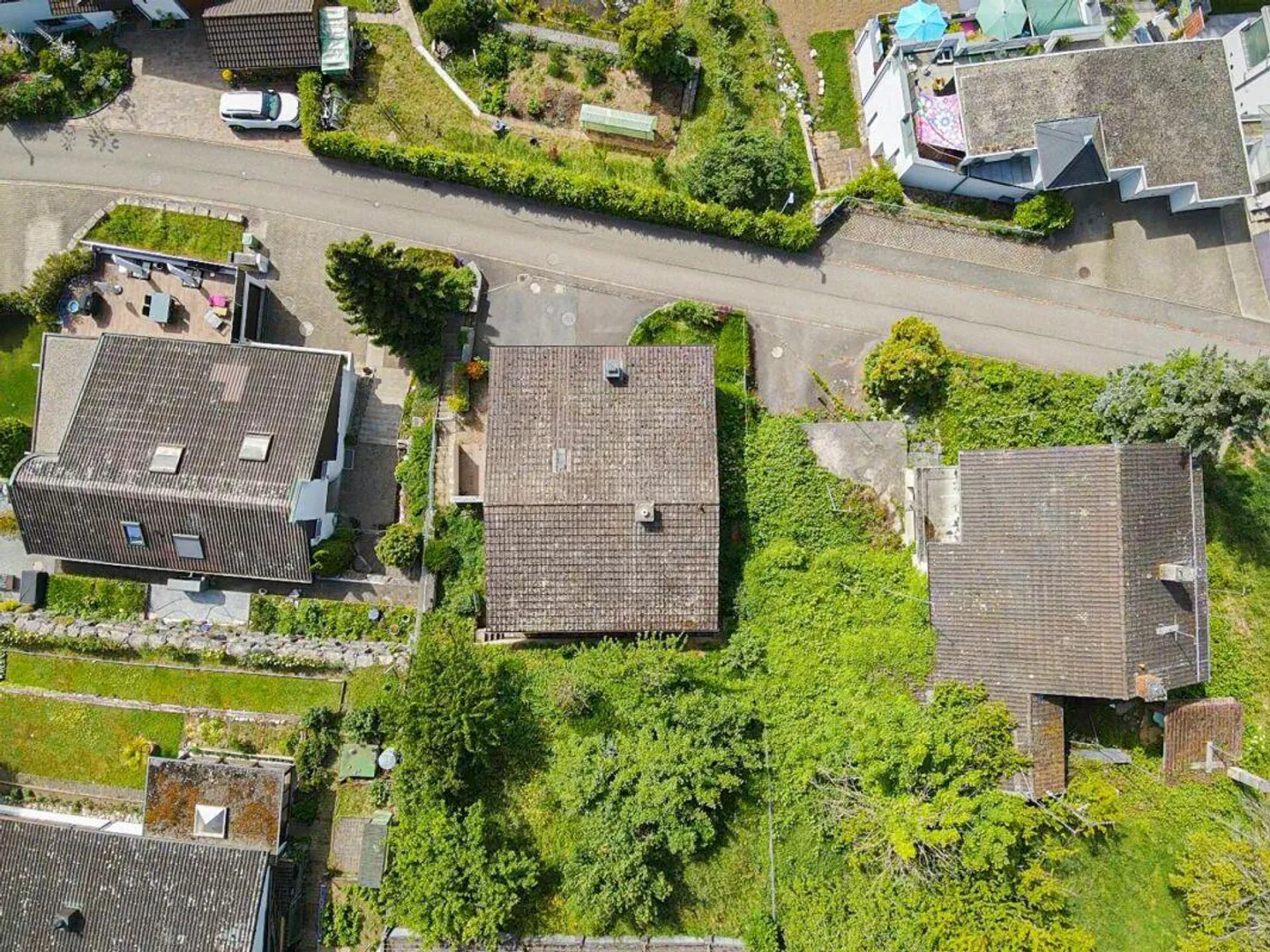Vivre avec une vue : Charmante maison individuelle en position élevée - Photo 2 sur 13