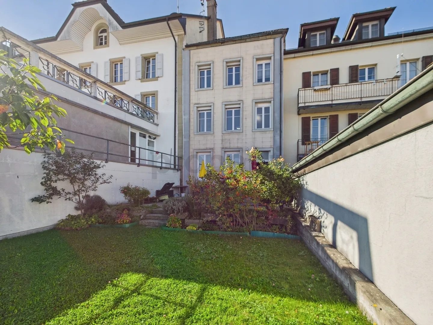 Large historic house renovated in the center of Romont - ideal for living or investment - Photo 12 of 13