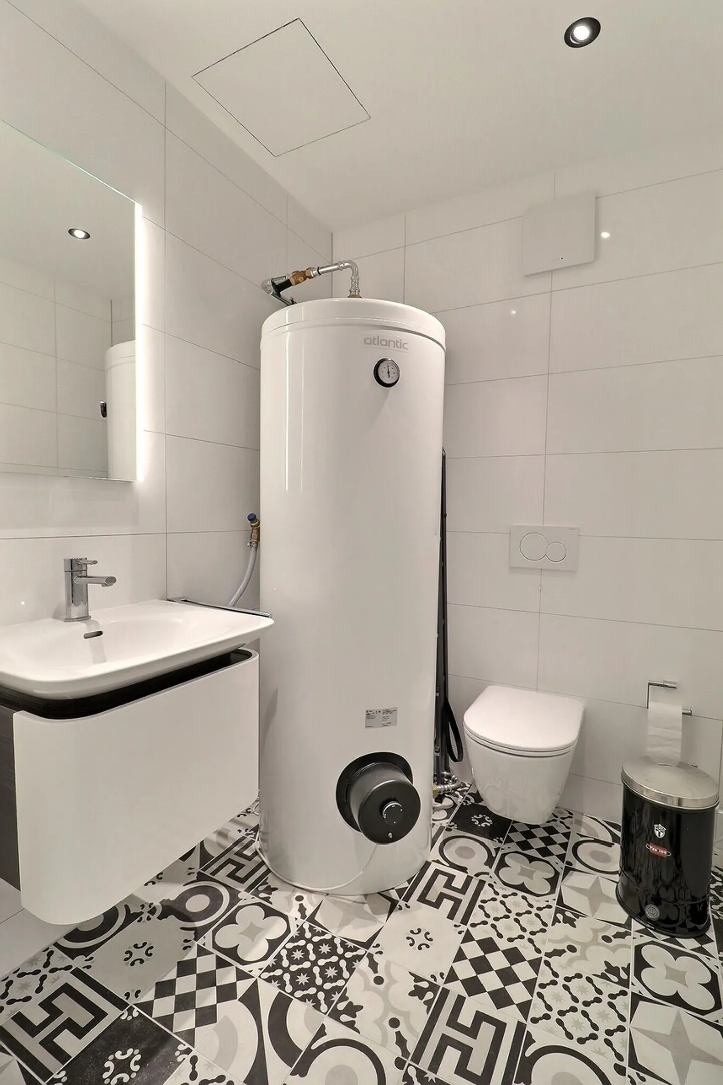 Stunning commercial duplex with storefront, street-facing - Photo 6 of 7