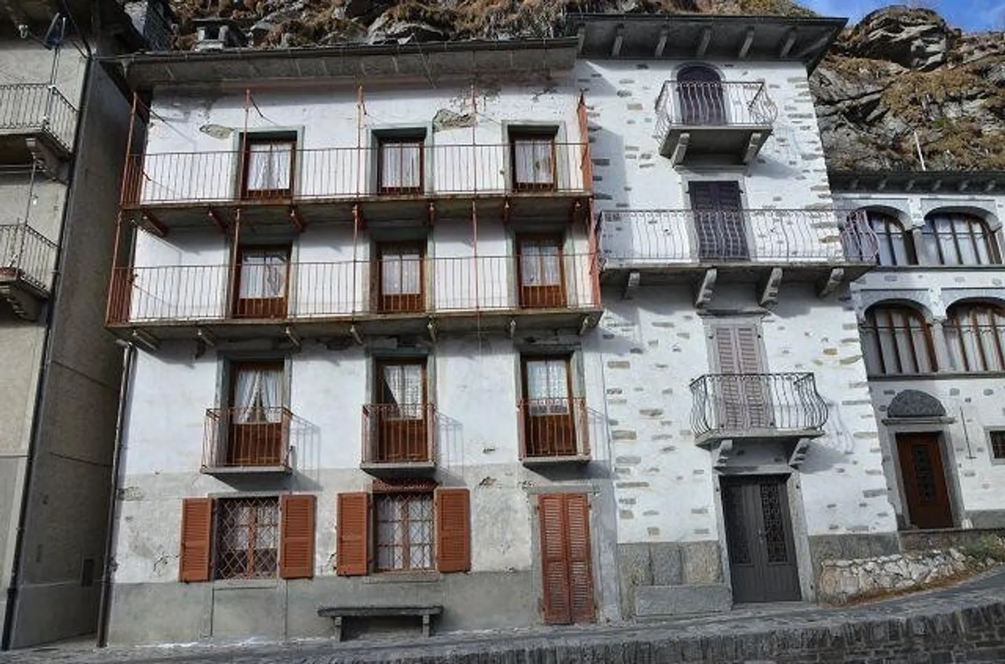 Grande maison avec terrasse et annexe à rénover dans une position... - Photo 1 sur 13