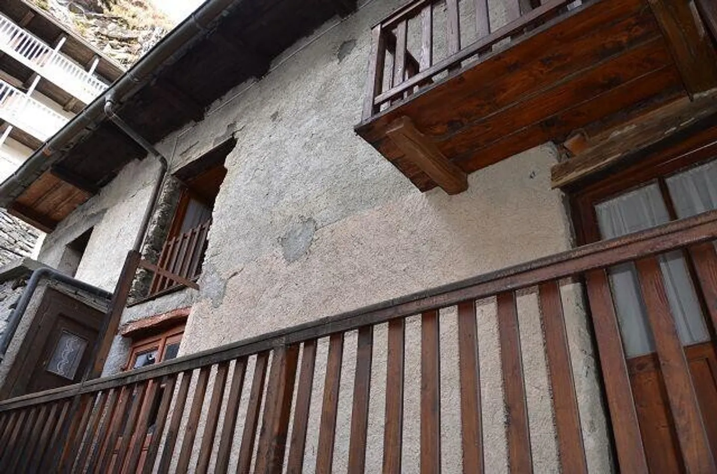 Grande maison avec terrasse et annexe à rénover dans une position... - Photo 2 sur 13