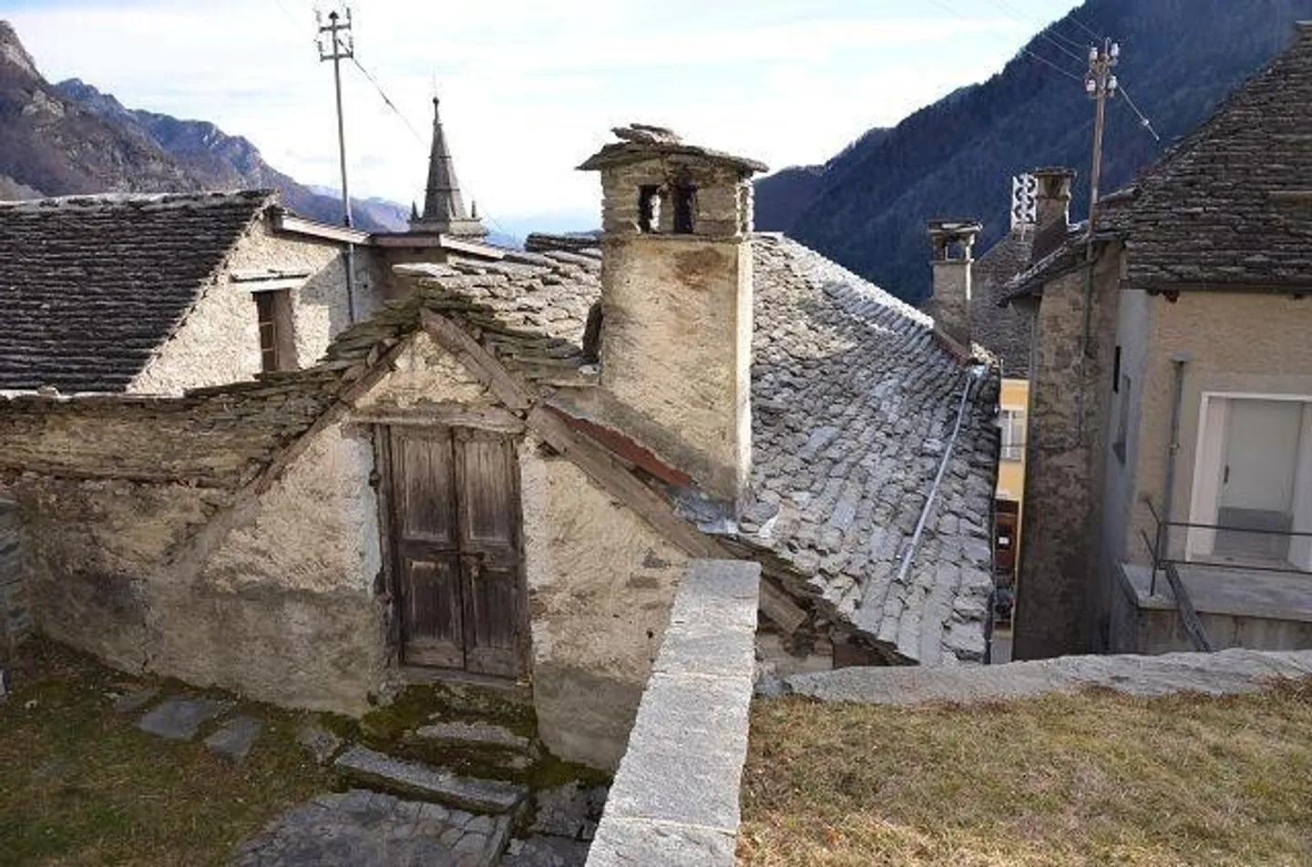 Grande maison avec terrasse et annexe à rénover dans une position... - Photo 3 sur 13