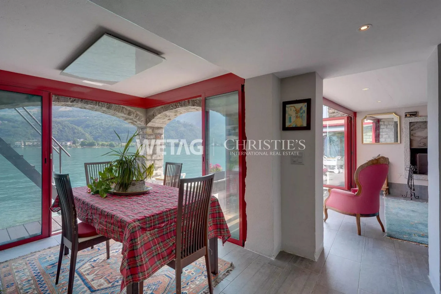 Directement au bord du lac avec place de bateau : Charmante villa à Riva San Vitale à vendre - Résidence secondaire possible - Photo 10 sur 13