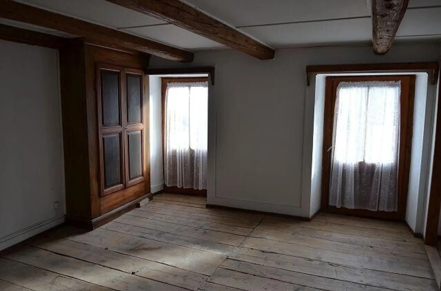 Grande maison avec terrasse et annexe à rénover dans une position... - Photo 4 sur 13