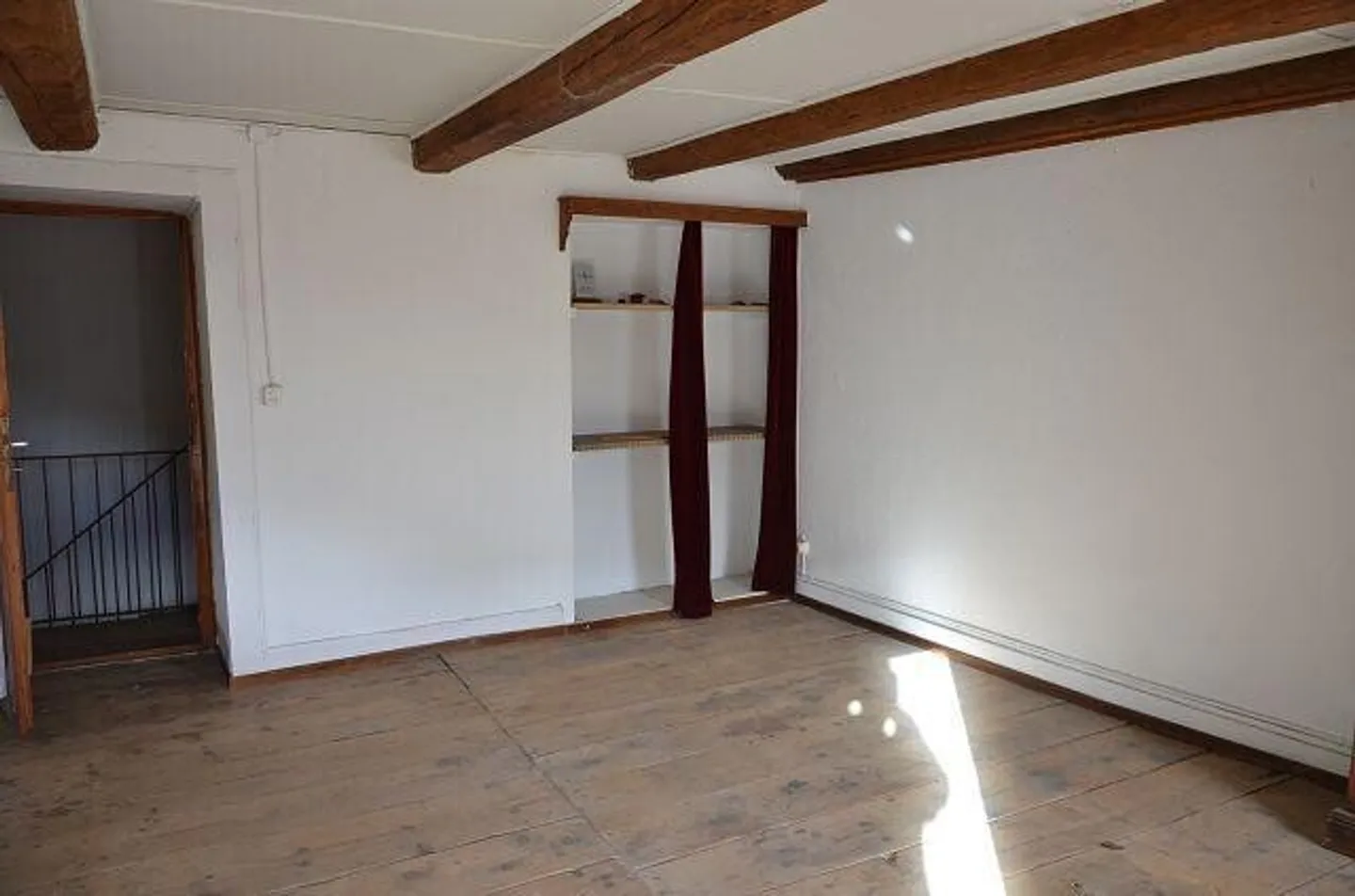Grande maison avec terrasse et annexe à rénover dans une position... - Photo 6 sur 13