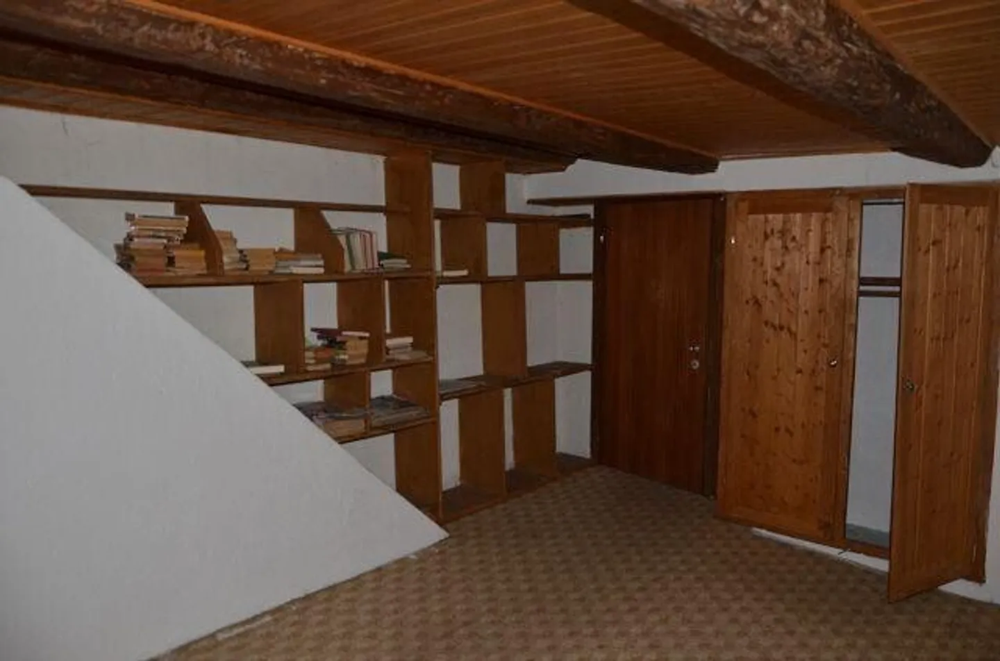 Grande maison avec terrasse et annexe à rénover dans une position... - Photo 7 sur 13
