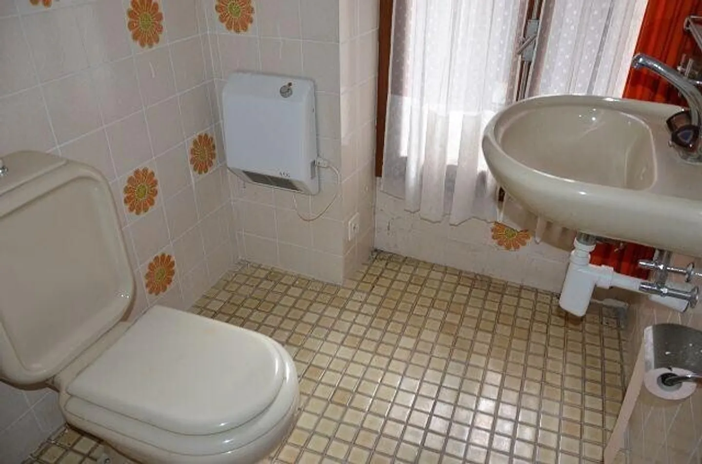 Grande maison avec terrasse et annexe à rénover dans une position... - Photo 8 sur 13