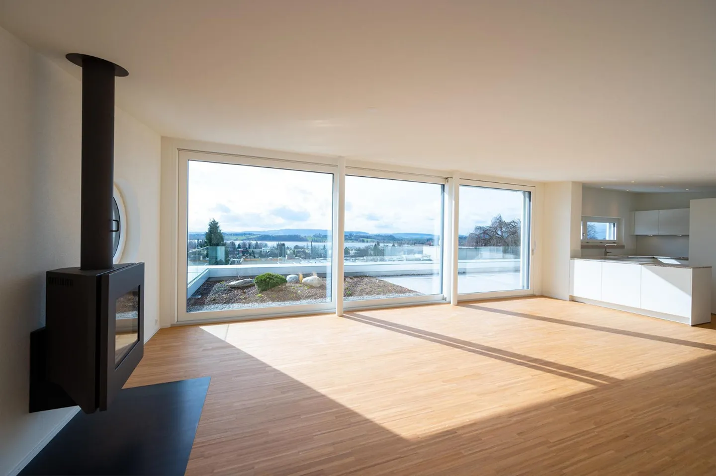 Unique 3.5-room attic maisonette apartment with a view of the lake and mountains - Photo 1 of 10