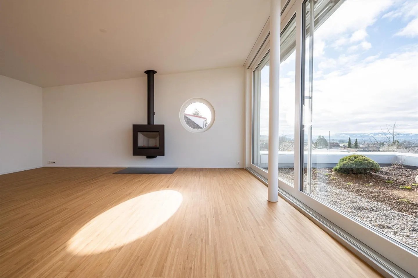 Unique 3.5-room attic maisonette apartment with a view of the lake and mountains - Photo 6 of 10