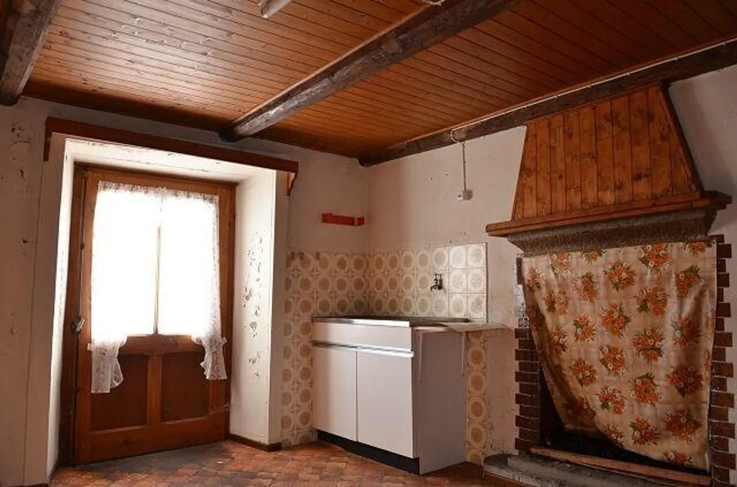 Grande maison avec terrasse et annexe à rénover dans une position... - Photo 12 sur 13