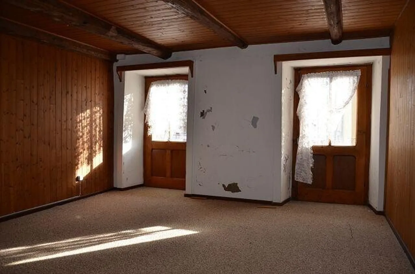 Grande maison avec terrasse et annexe à rénover dans une position... - Photo 13 sur 13