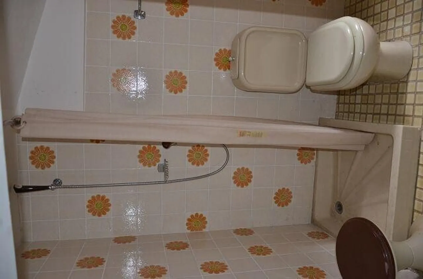 Grande maison avec terrasse et annexe à rénover dans une position... - Photo 10 sur 13