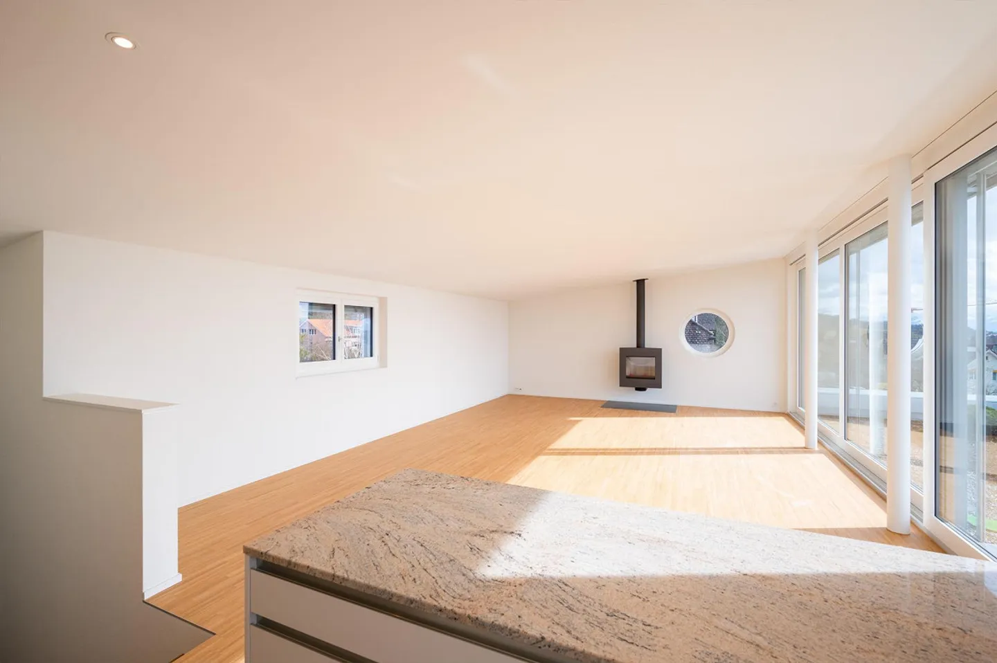 Unique 3.5-room attic maisonette apartment with a view of the lake and mountains - Photo 7 of 10