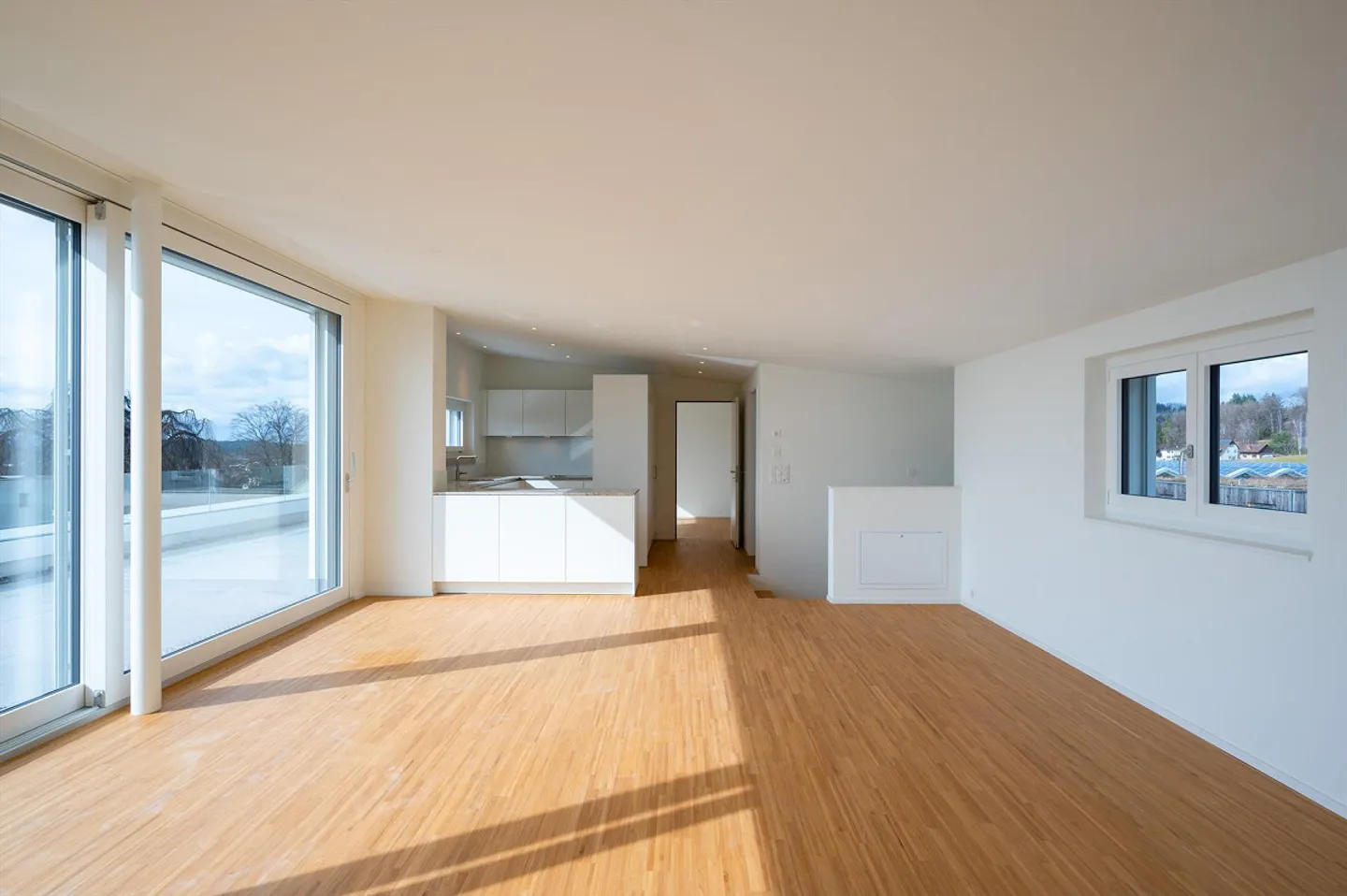 Unique 3.5-room attic maisonette apartment with a view of the lake and mountains - Photo 8 of 10