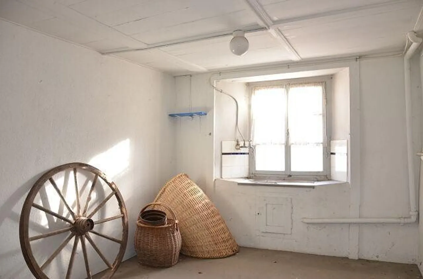 Grande maison avec terrasse et annexe à rénover dans une position... - Photo 11 sur 13