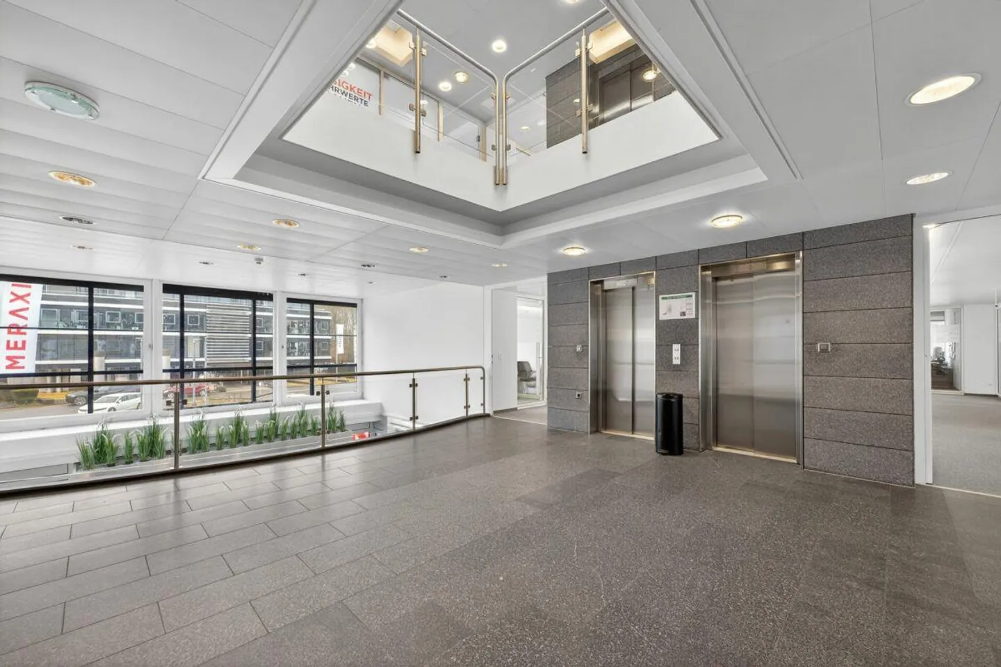 Espaces de bureaux entièrement aménagés dans un immeuble avec un environnement attrayant... - Photo 3 sur 10
