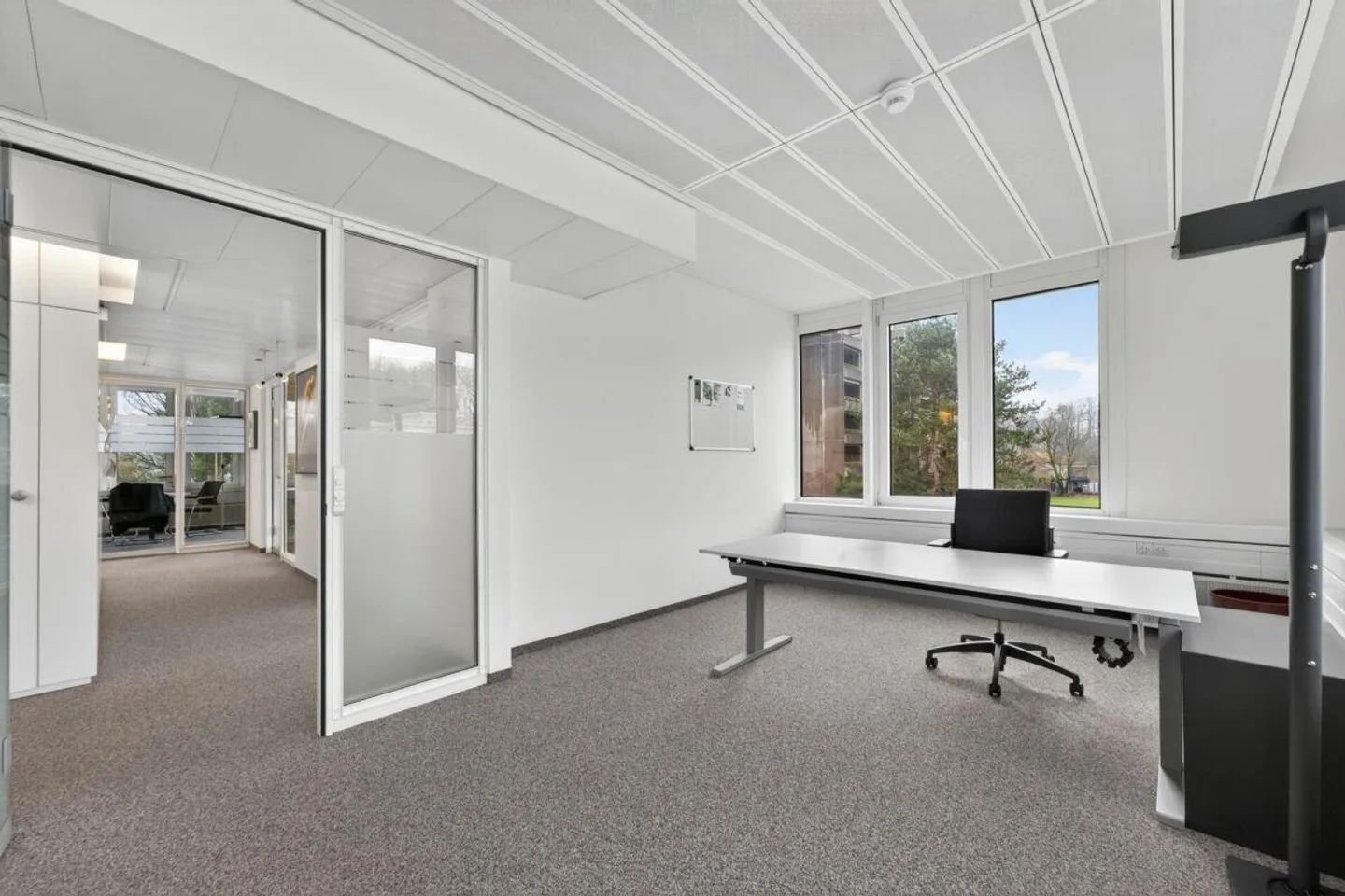Espaces de bureaux entièrement aménagés dans un immeuble avec un environnement attrayant... - Photo 6 sur 10
