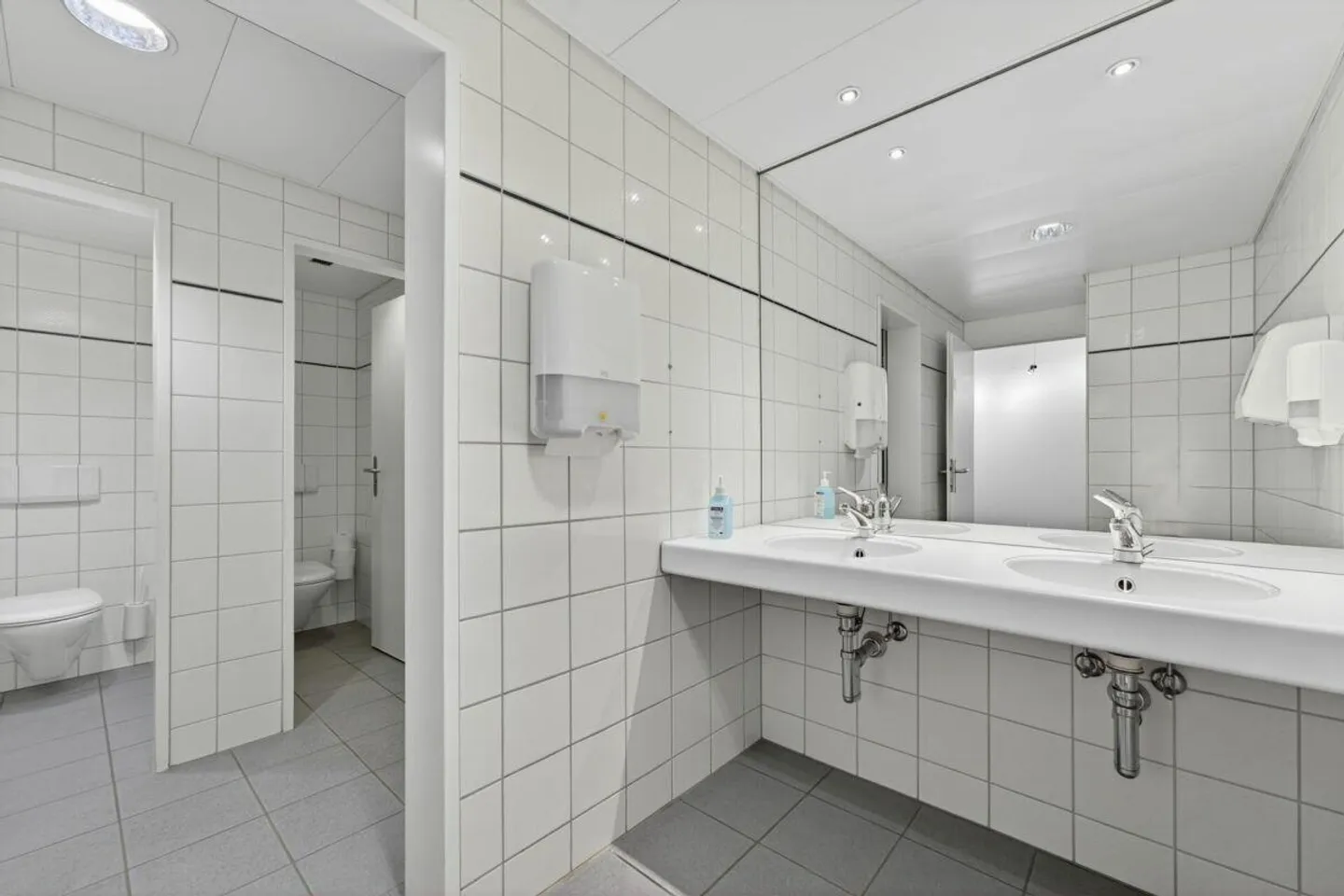 Espaces de bureaux entièrement aménagés dans un immeuble avec un environnement attrayant... - Photo 8 sur 10