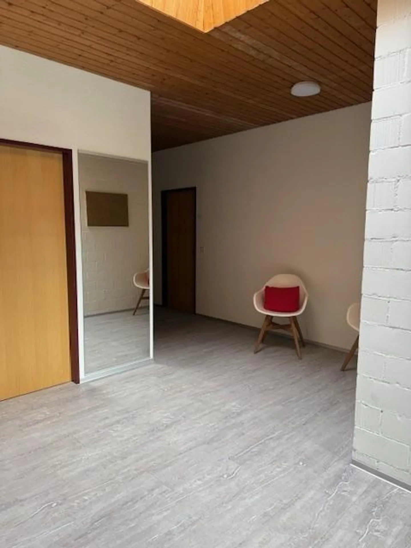 Office space in shared office - Photo 3 of 6