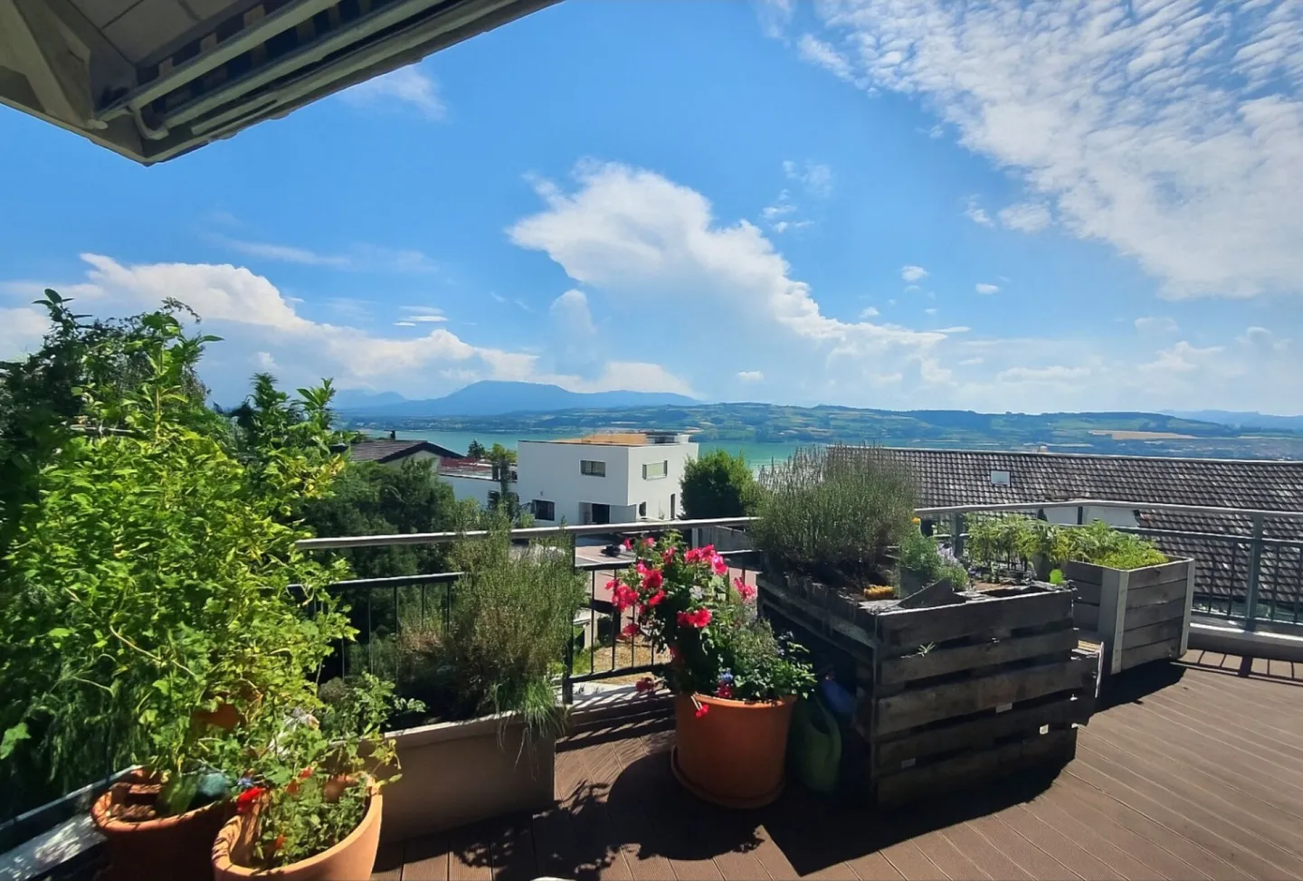 Maisonette da sogno in attico con vista sulle montagne e sul lago in posizione esclusiva - Foto 3 di 9