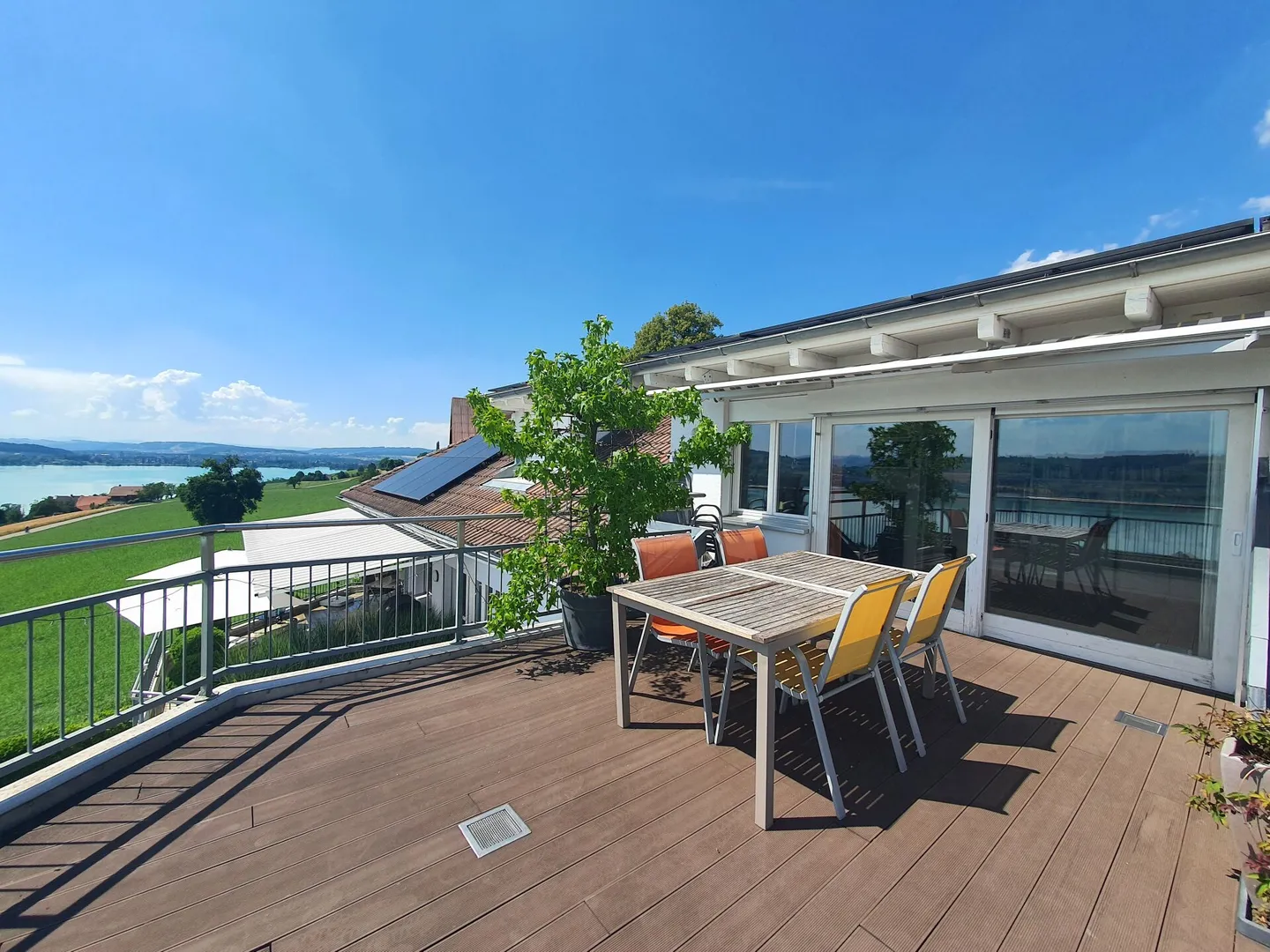 Maisonette da sogno in attico con vista sulle montagne e sul lago in posizione esclusiva - Foto 2 di 9