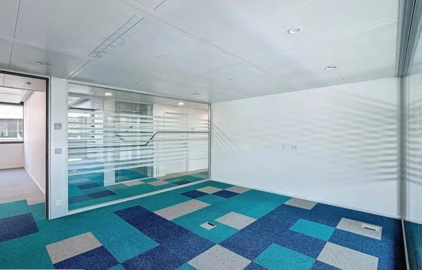 Recent building - 230 m2 fully fitted offices - Photo 3 of 7