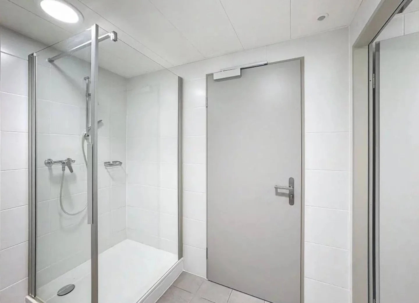 Recent building - 230 m2 fully fitted offices - Photo 7 of 7