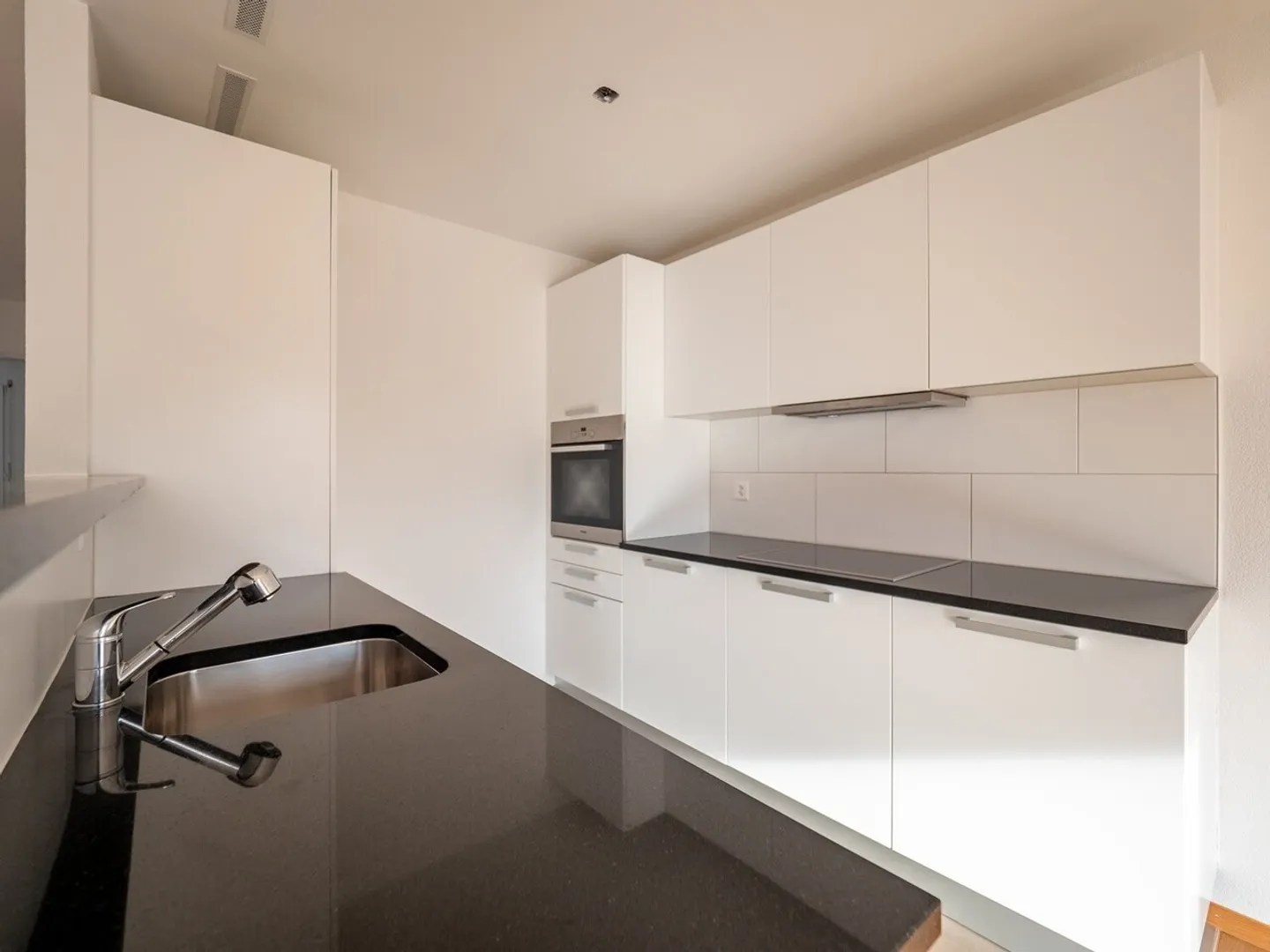 Large studio apartment for rent on the 4th floor - Photo 7 of 11