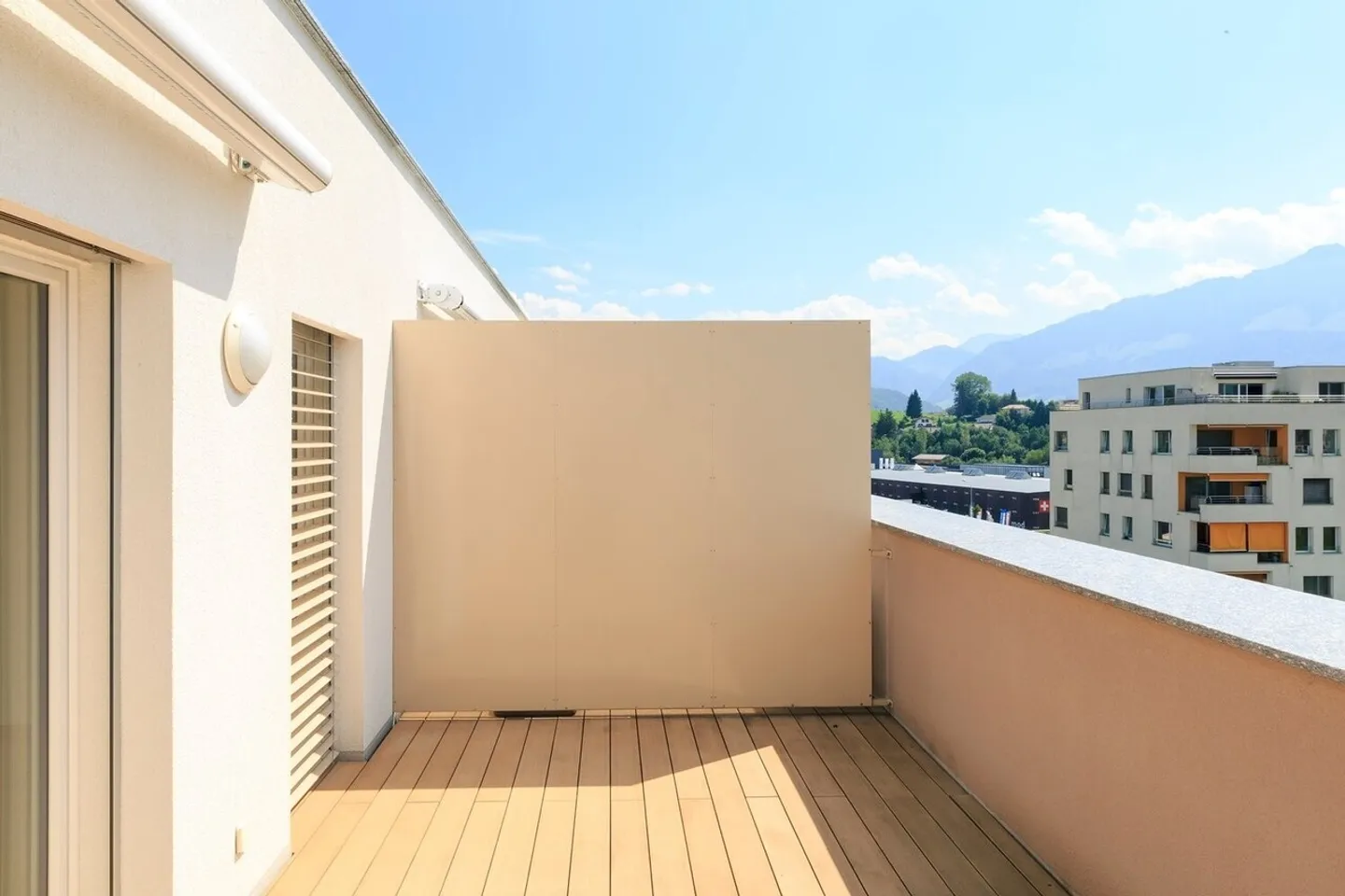 Large studio apartment for rent on the 4th floor - Photo 10 of 11