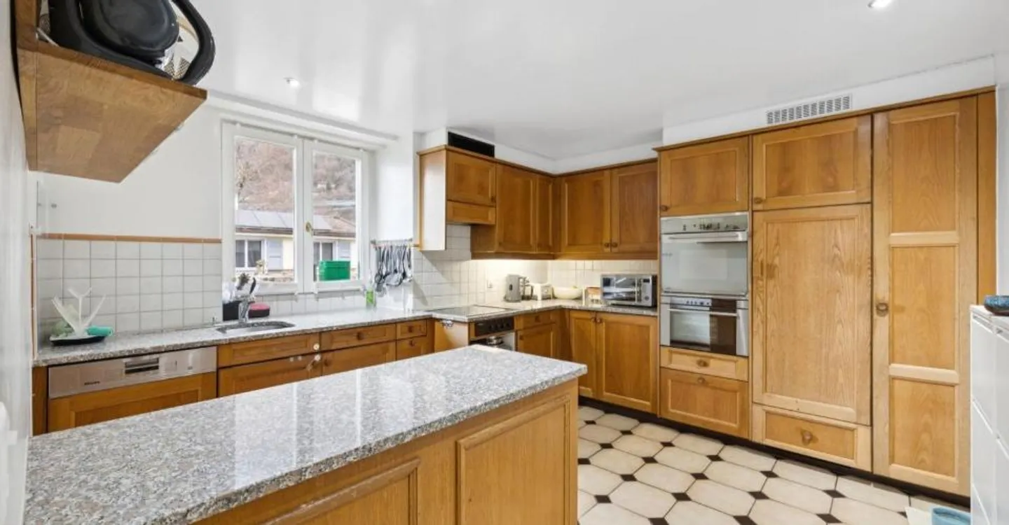 Grande proprietà con 3 appartamenti - Foto 2 di 12